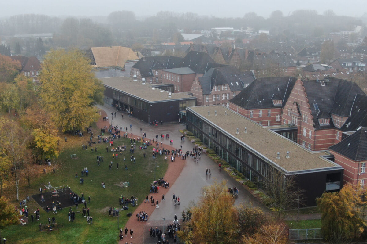 Neues Gymnasium Wilhelmshaven - Campus im Herbst mit Blick bis zum Meer