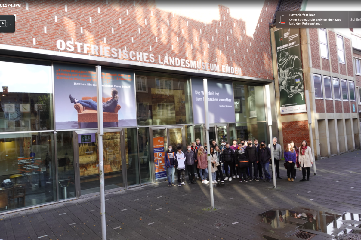 Klasse 11c vor dem Ostfriesischen Landesmuseum mit den betreuenden Lehrerinnen und den Mitarbeiter*innen des Museums