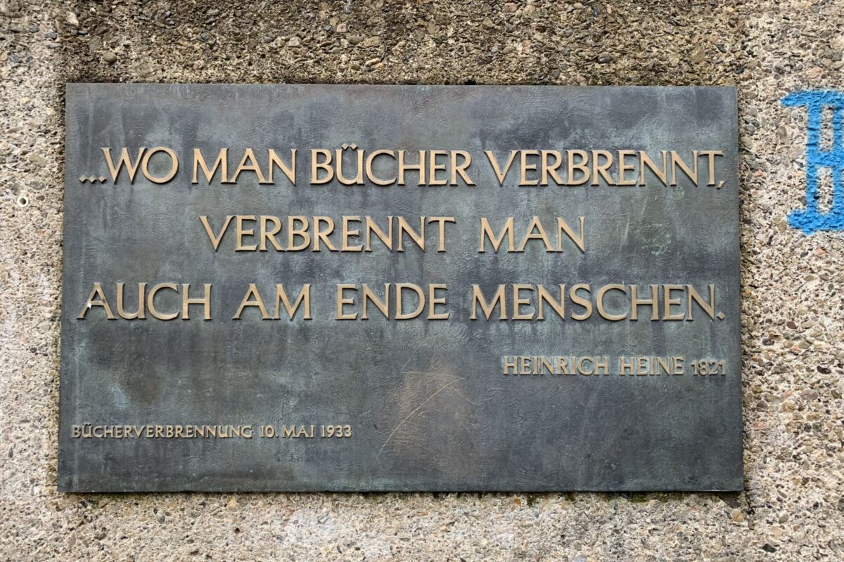 Gedenktafel am Albaniplatz in Göttingen zur Bücherverbrennung am 10. Mai 1933