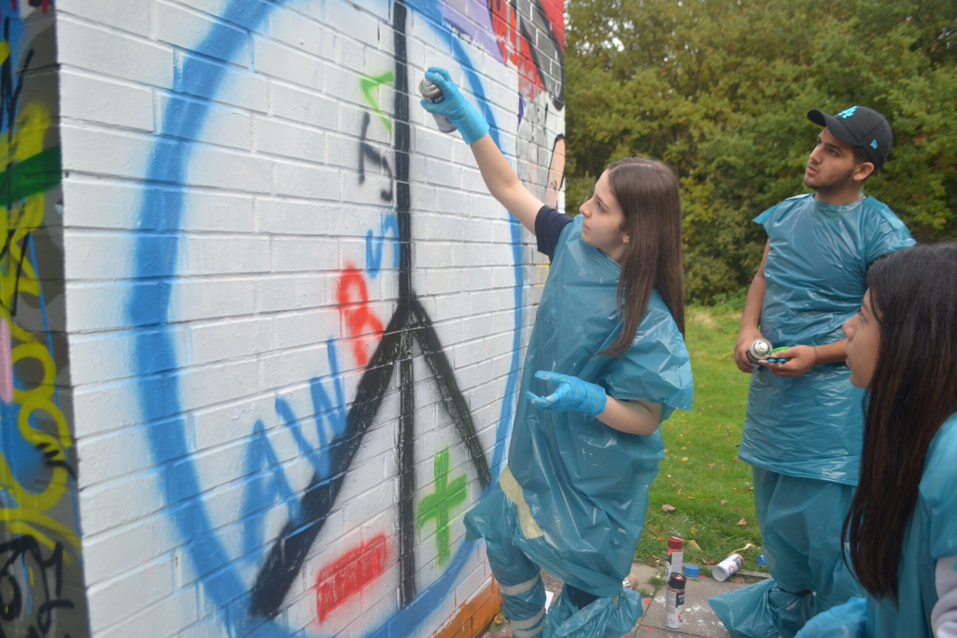 Der Graffiti-Workshop als Methode, um Erfahrungen und politische Messages nach außen zu tragen.