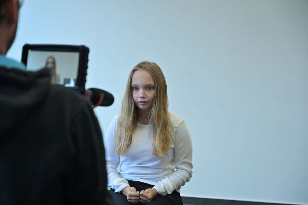 Doppelportait von Janika, Schülerin des Johann-Beckmann-Gymnasiums, die vom Kameramann gefilmt wird.