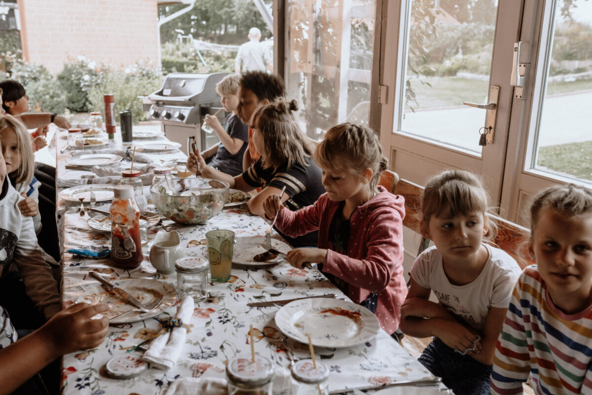 Mittagstafel – ein Schlachtfeld mit leeren Tellern und satten und zufriedenen Kindern